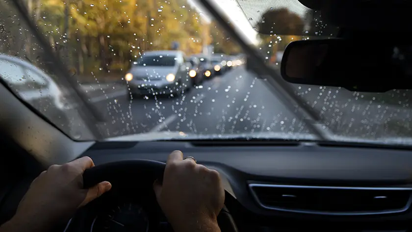 οδήγηση με βροχή