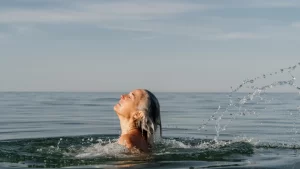 κολύμπι στη θάλασσα